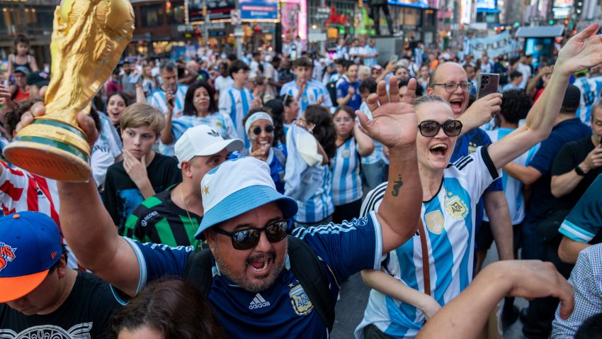 Decenas de hinchas argentinos animaronn este lunes a su selección en la plaza de Times Square, el corazón comercial de Nueva York, a un día del partido de las semifinales de la Copa América de Estados Unidos contra Canadá en la vecina Nueva Jersey. EFE/ Angel Colmenares