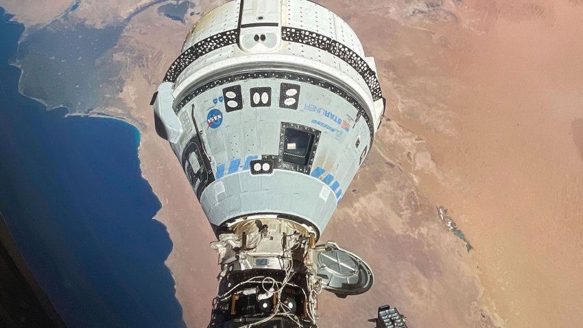 ARCHIVO -En esta fotografía, proporcionada por la NASA, se muestra la nave espacial Starliner acoplada al módulo Harmony de la Estación Espacial Internacional, en órbita a 421 kilómetros (262 millas) sobre la costa mediterránea de Egipto, el 13 de junio de 2024. (NASA vía AP, Archivo)