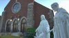 Le quitan la cabeza a una estatua de Jesús en “ataque inquietante” afuera de iglesia en Queens