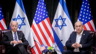 El presidente estadounidense, Joe Biden, se sienta con el primer ministro israelí, Benjamin Netanyahu, al inicio de la reunión del gabinete de guerra israelí, en Tel Aviv el 18 de octubre de 2023.