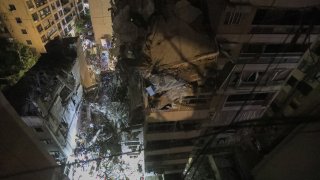 Los bombazos destruyeron varios pisos de un edificio de departamentos en un suburbio de Beirut el martes.