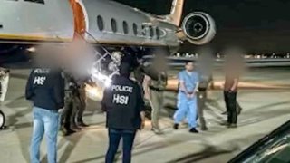 El momento en que el hijo de "El Chapo" llegaba el vienes a Chicago tras su arresto en El Paso, Texas.