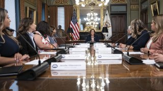 La vicepresidenta Kamala Harris durante una reunión con legisladoras hispanas en Washington, el 5 de agosto del 2022.