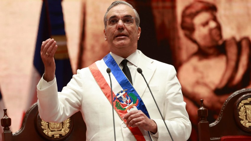 Luis Abinader habla durante la ceremonia de investidura como presidente de República Dominicana para un segundo y último mandato, este 16 de agosto de 2024, en el Teatro Nacional en Santo Domingo (República Dominicana).EFE/ Orlando Barría