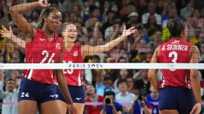 Chiaka Ogobogu ayuda al equipo de voleibol femenino de EEUU a estar más cerca de la medalla de oro en París