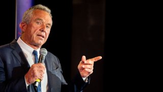 El candidato presidencial independiente Robert F. Kennedy Jr. habla con los asistentes durante un mitin de campaña en Brazos Hall el 13 de mayo de 2024 en Austin, Texas. Kennedy y su compañera de fórmula Nicole Shanahan, una millonaria de Silicon Valley, se reunieron con sus seguidores mientras continúan su campaña en todo el país para la presidencia antes de las elecciones generales del 5 de noviembre de 2024.