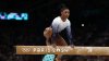 Simone Biles y Suni Lee caen de la viga de equilibrio durante sus rutinas en los Juegos Olímpicos