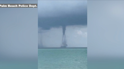 Captan dos trombas marinas frente a las costas de Florida