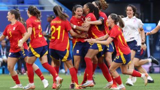 Las jugadoras españolas celebran tras vencer por penales a Colombia este sábado en Lyon, Francia.