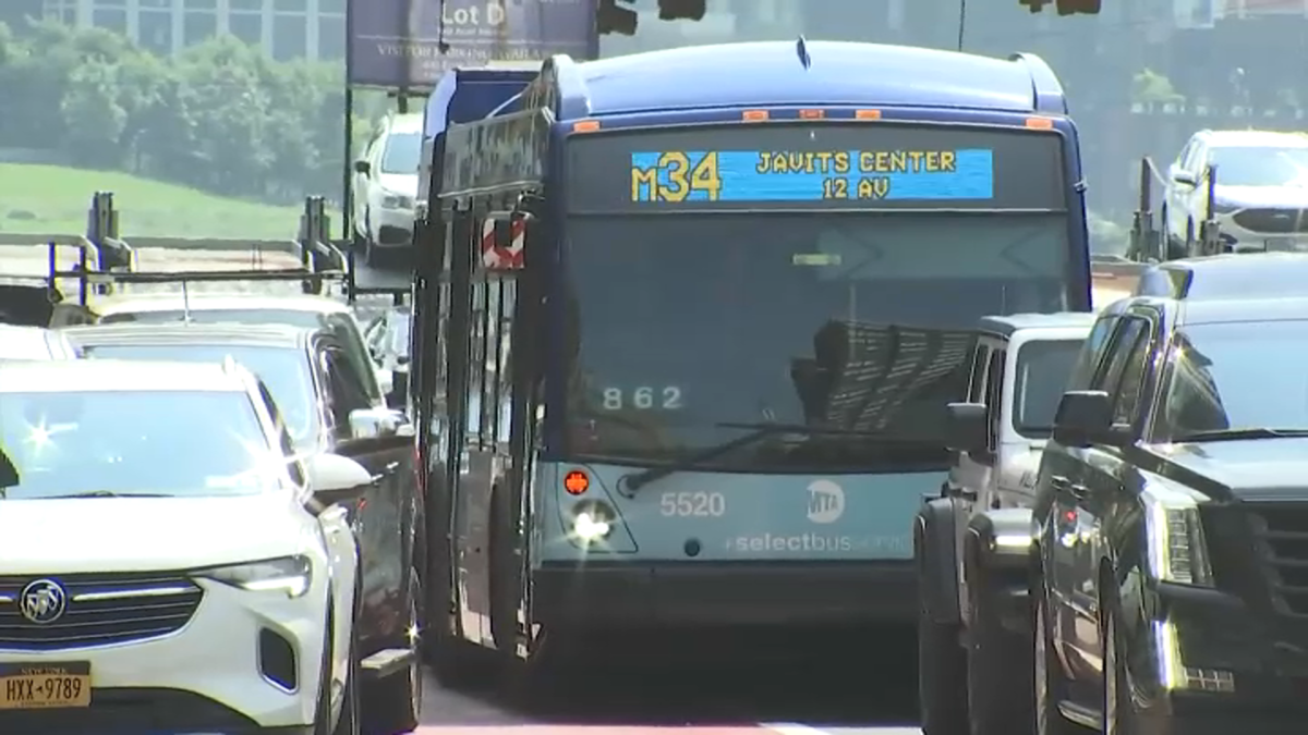 Fines for drivers who block bus lanes in NYC – NBC New York (47)