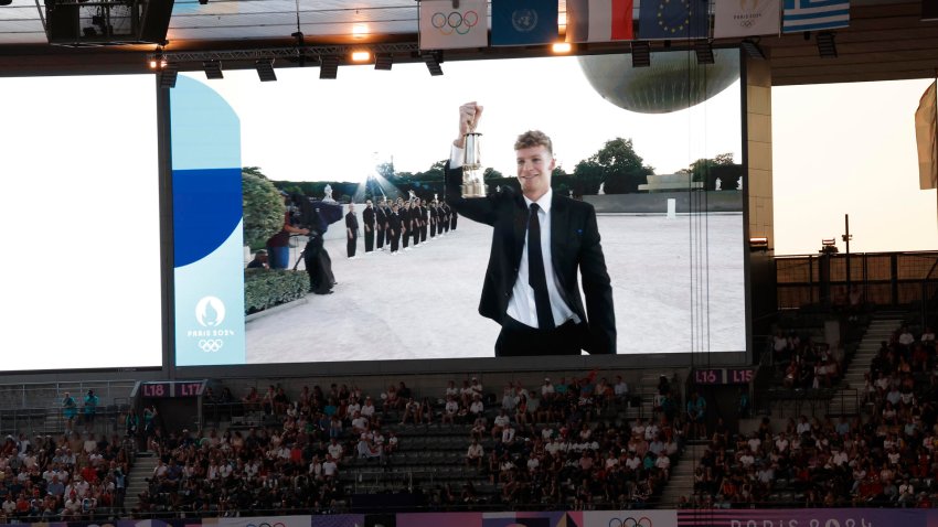 El nadador Léon Marchand protagoniza el inicio de la ceremonia de clausura de los Juegos