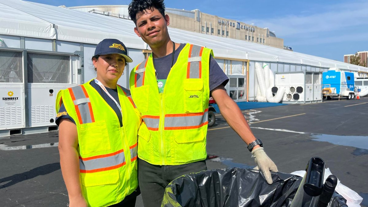 Migrants keep Democratic convention venue clean – Telemundo New York (47)