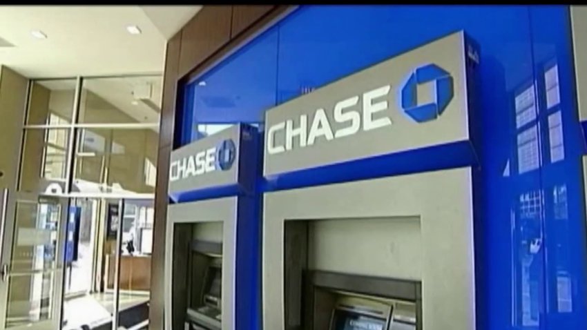 Chase toma medidas tras tendencia en TikTok de personas sacando dinero “gratis” en cajeros automáticos