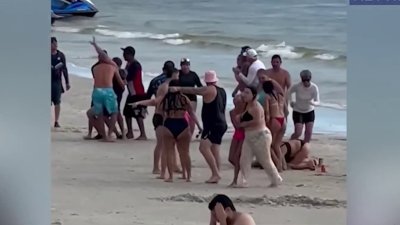 Rayo impacta a una familia cubana que estaba en la playa en Naples