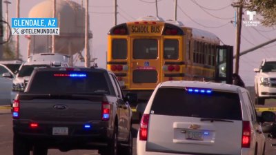 Motociclista muere tras chocar con autobús escolar en Glendale