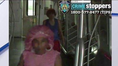 Busca a pareja por operar y chocar tren en Queens