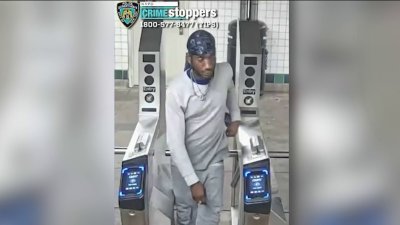 Buscan a sospechoso que arrojó a mujer a los rieles del tren en Brooklyn