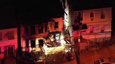 Voraz incendio impacta varias viviendas en Paterson