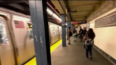 Empujan a mujer a los rieles del tren en una estación de Brooklyn