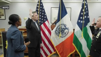 Confiscan materiales de la casa del comisionado interino del NYPD, Tom Donlon