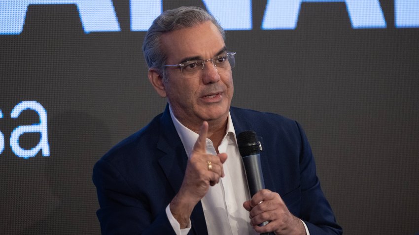 El presidente de República Dominicana, Luis Abinader, habla en un encuentro con la prensa en el Palacio Nacional este lunes, en Santo Domingo (República Dominicana). EFE/ Orlando Barría