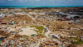 GRAND BAHAMAS, BAHAMAS - 10 DE SEPTIEMBRE: Vista general de Marsh Harbour tras el paso del huracán Dorian el 10 de septiembre de 2019 en Gran Bahama, Bahamas. La cifra oficial de muertos ha aumentado en el tiempo transcurrido desde entonces a 50 personas, pero las autoridades han advertido que es probable que ese número aumente significativamente a medida que los trabajadores se abren paso entre las ruinas. (Foto de Alejandro Granadillo/Anadolu Agency vía Getty Images)