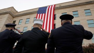 Miembros del ejército y personal de emergencias observan el despliegue de una bandera estadounidense en el costado del Pentágono para conmemorar el 23.º aniversario de los ataques terroristas del 11 de septiembre de 2024 en Arlington, Virginia. Más tarde hoy, el presidente de los Estados Unidos, Joe Biden, y la vicepresidenta de los Estados Unidos, Kamala Harris, visitarán el Pentágono para colocar una corona de flores en honor a las víctimas del ataque terrorista del 11 de septiembre.