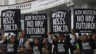 Manifestantes expresan su rechazo a la reforma judicial, en el recinto del Senado en México, este jueves.