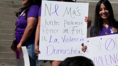 Sobrevivientes y activistas marchan en Denver en contra de violencia doméstica