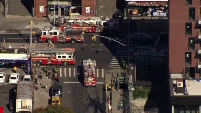 Evacúan escuela por fuga de gas en el exterior en Queens