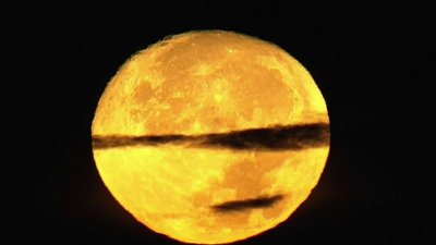 La superluna ilumina el cielo de nuestra área