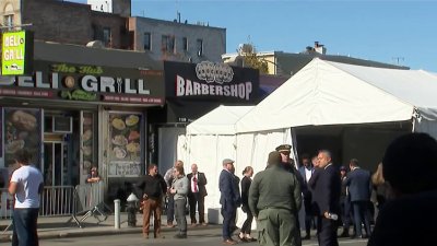 Donald Trump visita barbería de El Bronx en busca de votos