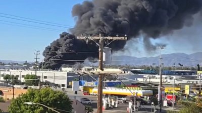 Bomberos combaten incendio cerca del aeropuerto de Burbank