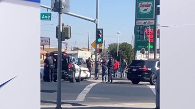 Investigan muerte de hombre baleado desde un automóvil en Hanford