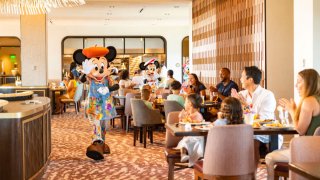 En esta foto proporcionada por Walt Disney World Resort, los visitantes de Disney's Riviera Resort ven a Mickey Mouse, Minnie Mouse, Donald Duck y Daisy Duck durante el desayuno en Topolino's Terrace Flavors of the Riviera, el restaurante en la azotea del resort el 23 de junio de 2020 en Lake Buena Vista, Florida.