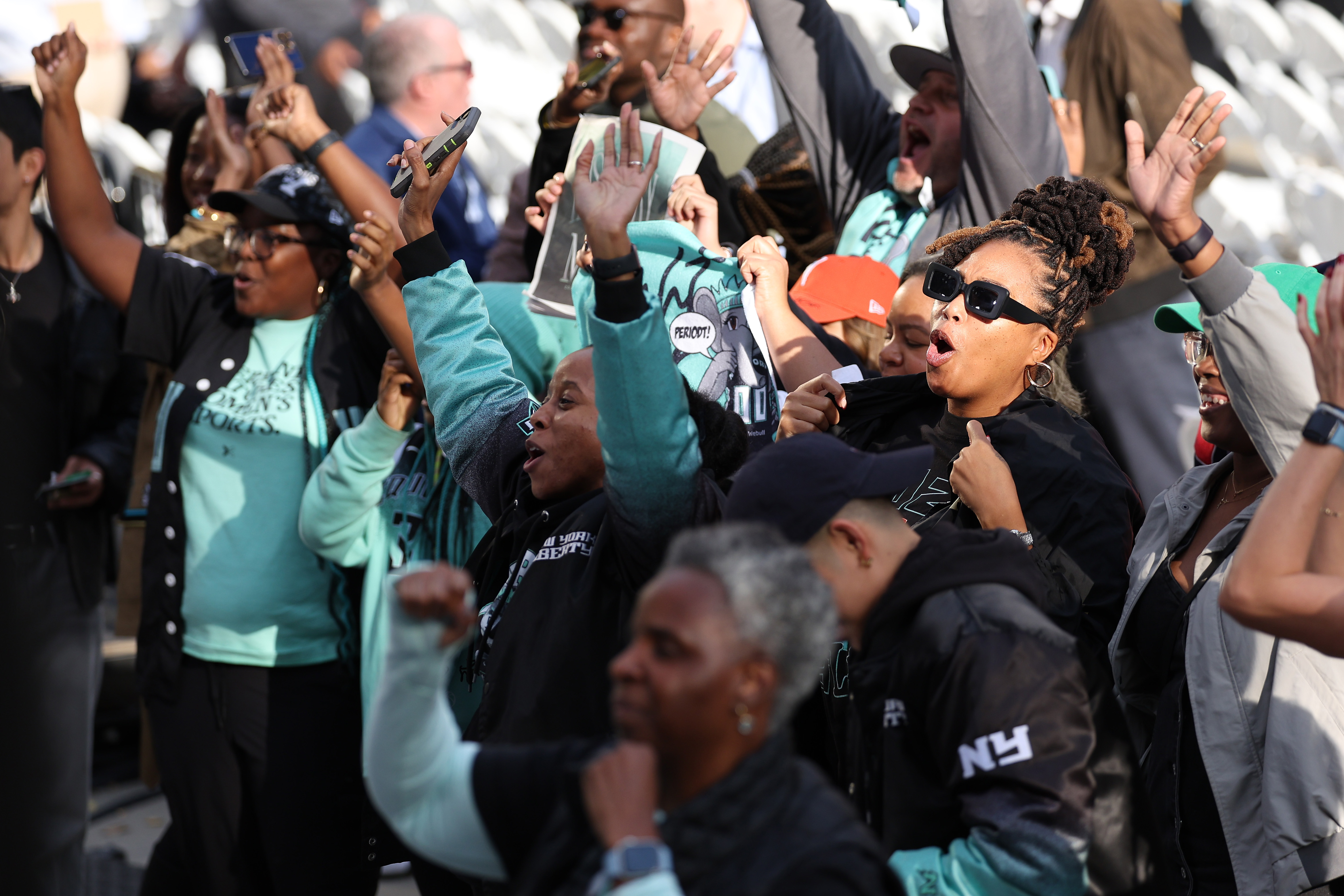 NUEVA YORK, NUEVA YORK – 24 DE OCTUBRE: Los fanáticos de New York Liberty reaccionan durante el desfile de cintas de propaganda del campeonato y el mitin de la victoria para celebrar la victoria en las Finales de la WNBA de 2024 en el Ayuntamiento el 24 de octubre de 2024 en la ciudad de Nueva York. NOTA PARA EL USUARIO: El usuario reconoce y acepta expresamente que, al descargar y/o usar esta fotografía, acepta los términos y condiciones del Acuerdo de licencia de Getty Images. (Foto de Elsa/Getty Images)