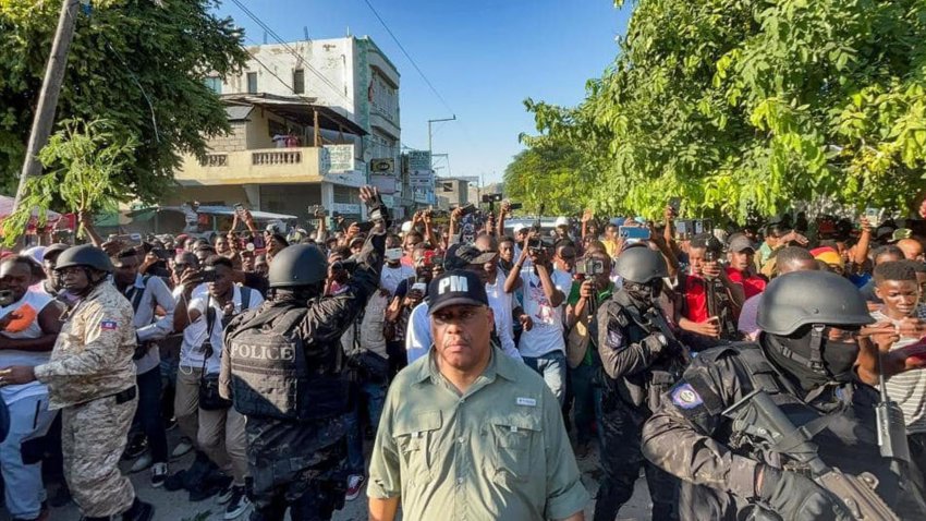 FotografÌa cedida por la oficina del Primer Ministro de HaitÌ, Garry Conille (c), durante una visita al hospital Saint-Nicolas. El Gobierno haitiano est· en alerta, movilizando estructuras estatales, 24 horas despuÈs del ataque armado de la banda Gran Griff en Pont Sonde, en la comuna de Saint-Marc, en Artibonite, a unos 100 kilÛmetros de Puerto PrÌncipe, que ha dejado m·s de 70 muertos, entre ellos mujeres y niÒos. EFE/ Oficina del Primer Ministro