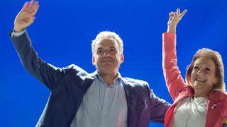 Yamandu Orsi y Carolina Cosse, del Frente Amplio, lideran en las encuestas pero no les alcanzaría para lograr más del 50% de los votos, por lo que habría segunda vuelta.