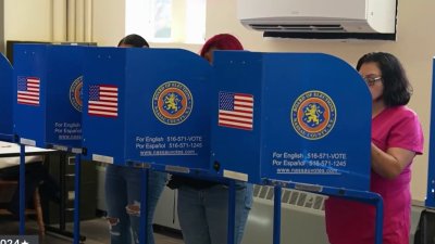 Votantes salen a los centros de votación de Long Island