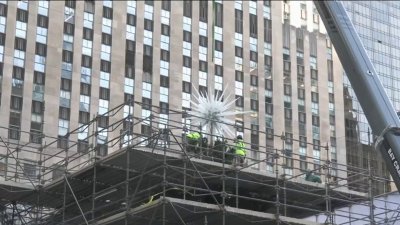 Colocan la estrella del árbol de Navidad del Rockefeller Center