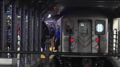 Buscan a sospechosos de ola de robos en el tren en NYC