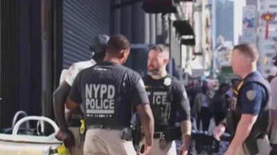 Operativo del NYPD para incautar mercancía falsificada en NYC