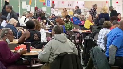 Voluntarios se unen para brindar cena a adultos mayores en el área de Chicago