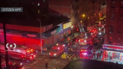 Bomberos combaten incendio en edificio de El Bronx