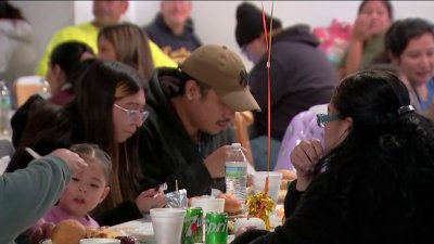 Ofrecen cena de Acción de Gracias a familias migrantes y a personas sin hogar