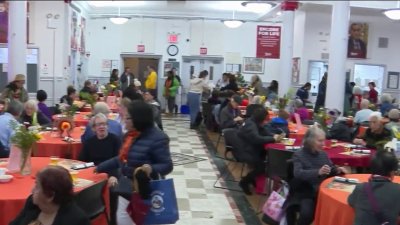 Adultos mayores en Manhattan celebran cena de Acción de Gracias en comunidad