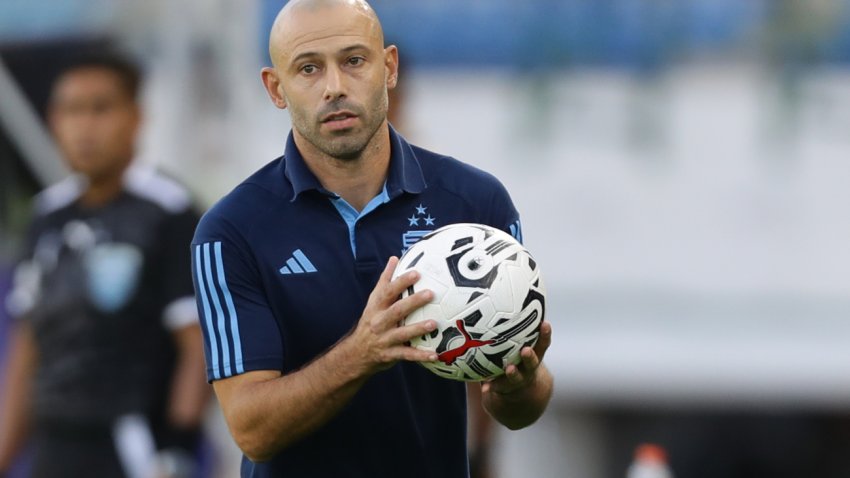 AMDEP7025. WASHINGTON (ESTADOS UNIDOS), 22/11/2024.- Fotografía de archivo fechada el 11 de febrero de 2024 del seleccionador de Argentina, Javier Mascherano, pasando un balón en un partido del Torneo Preolímpico Sudamericano Sub-23 en el estadio Nacional Brígido Iriarte en Caracas (Venezuela). El dueño del Inter Miami de la MLS, Jorge Mas, anunció que el club tiene decidido al entrenador que sustituirá a Gerardo ‘Tata’ Martino y que lo anunciará en los próximos días. Mas, no quiso dar más detalles sobre el entrenador, pero los medios de comunicación en Argentina están informando que podría ser Javier Mascherano, que aseguran habría dejado ya el banquillo de la selección argentina sub-20. EFE/ Rayner Peña/ARCHIVO