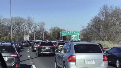 Viajeros acaparan aeropuertos y autopistas para regresar a casa tras fin de semana feriado