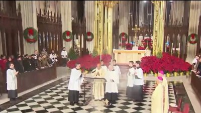 Muchos se reúnen para la misa de Navidad en la Catedral de San Patricio