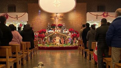 Familias celebran con esperanza en la misa de Navidad